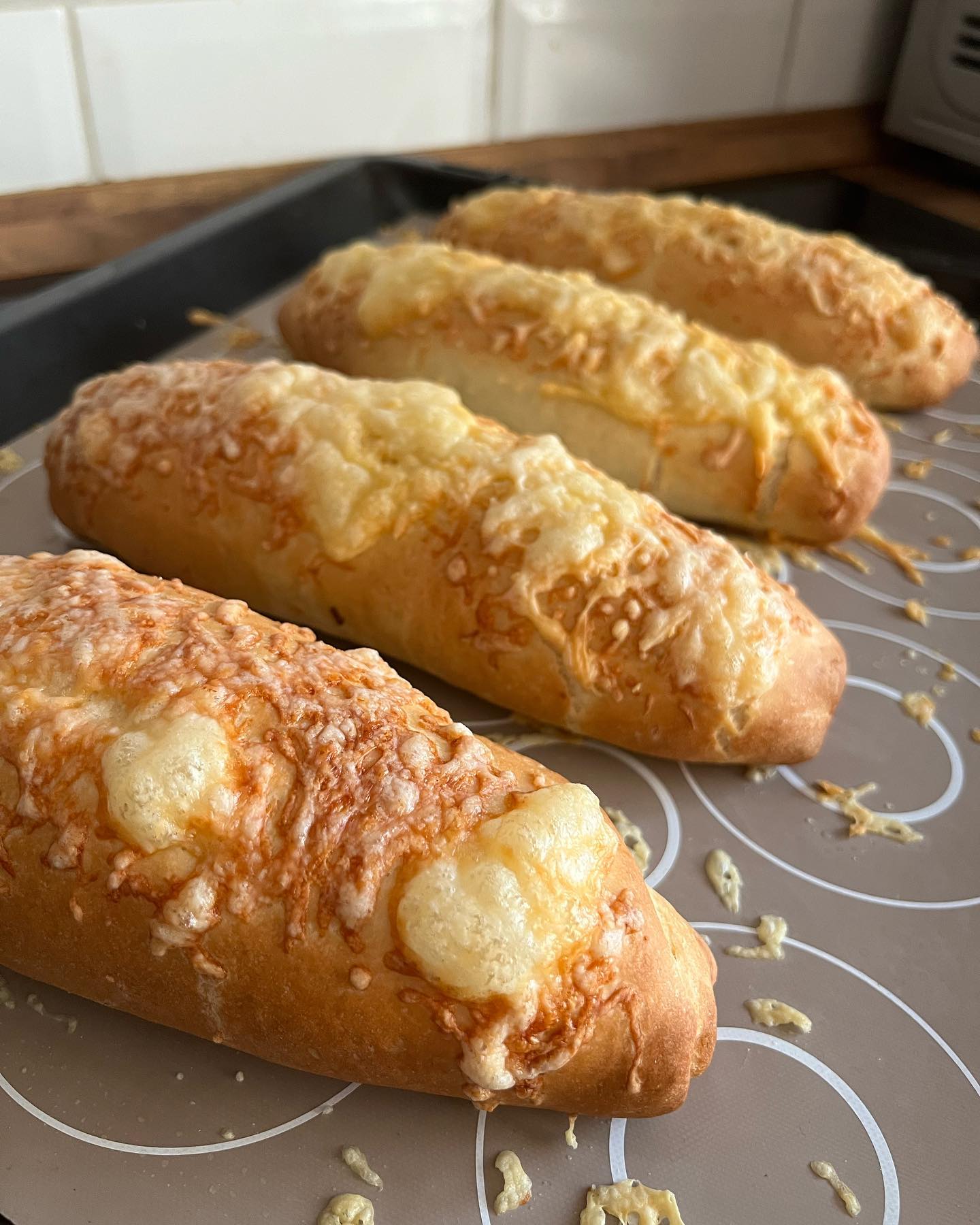 Parmezános petrezselymes ropogós burgonya, metélőhagymás tejföllel ❤️