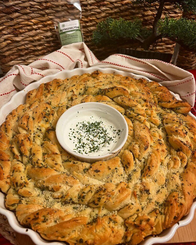 Fokhagymás-petrezselymes-sajtos csavart, tejfölös mártogatóval 🧀🧄🥖