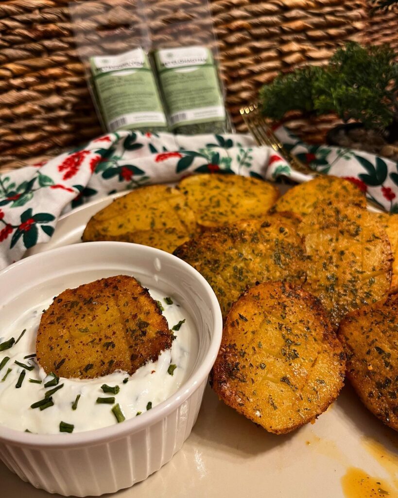 Parmezános petrezselymes ropogós burgonya, metélőhagymás tejföllel ❤️