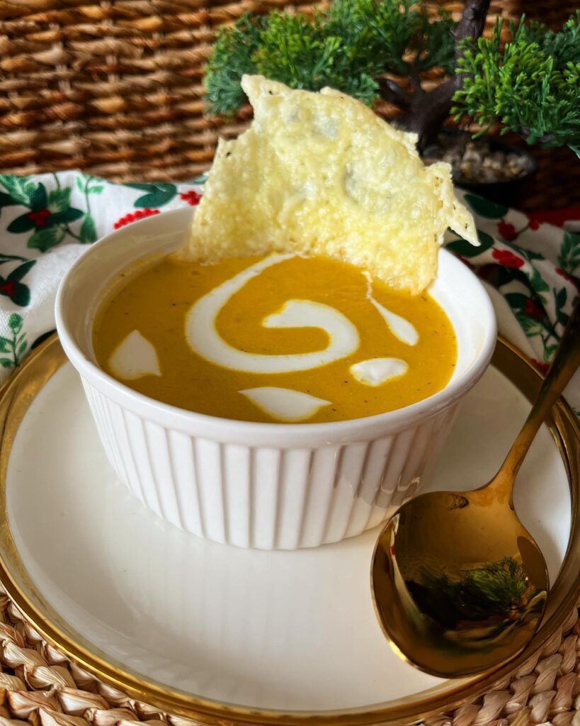 Pikáns répa krémleves sajtropogóssal 🥕🧀