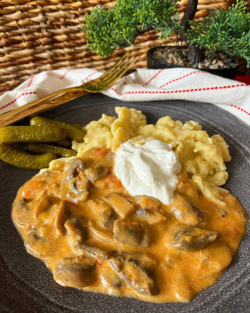 Tejfölös gombapaprikás házi nokedlivel és csemege uborkával 😍