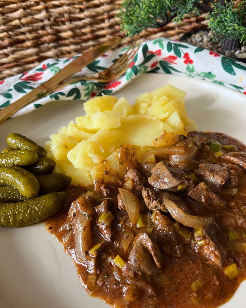 Szaftos resztelt máj, főtt krumplival és csemege uborkával 🥰