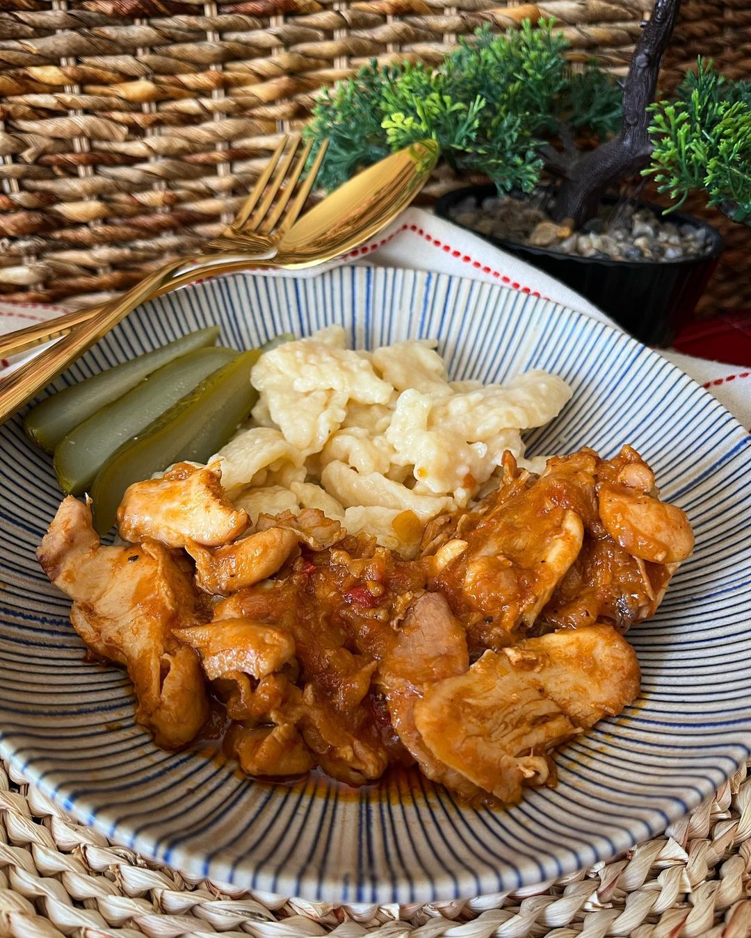 “Híres” krémsajtos-paradicsomos csirkemell görög salival és airfryeres sültkrumplival 🍟❤️