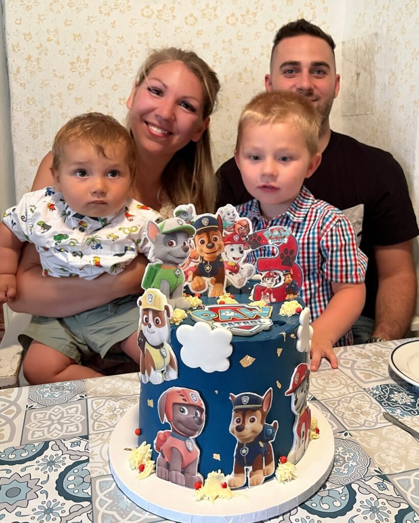 Ma megünnepeltük Ádi születésnapját Kőrösszegapátiban a Dédije házában ❤️ A nagy kedvenc a Mancs őrjárat torta sem maradhatott el, imádta 🥰 A második képen láthatjátok mennyire szeret fotózkodni 🫣😄 Ezen kívül a Dédi megmutatta hogyan kell kertészkedni, tojást begyűjteni a tyúkok alól és igazi friss tehén tejet is kóstoltunk 😄
