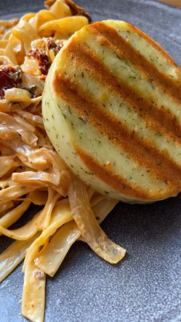 Sült hagymás aszalt paradicsomos tészta grill sajttal