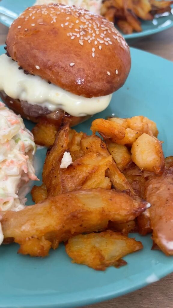 Házi marha Burger egy extrább krumpli körettel és coleslow salátával