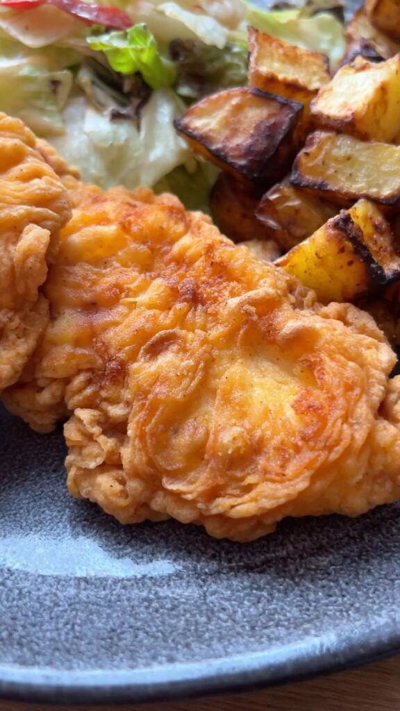 KFC Stips jellegű bundázott csirke mézes-mustáros sült krumplival és salátával