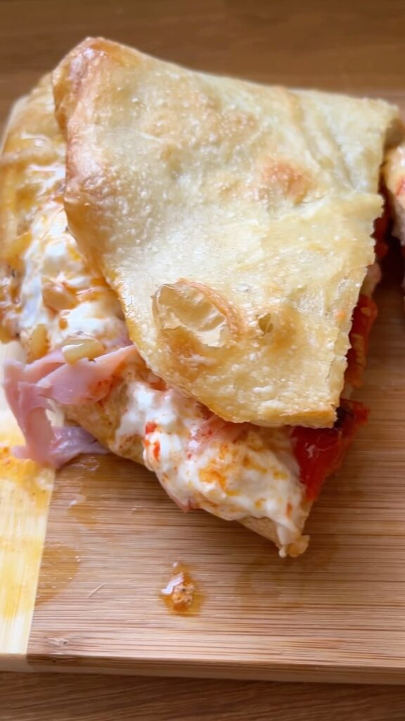 Pizza szendvics, egy másik lehetőség a tegnap bemutatott nápolyi stílusú pizzatésztából. Én most burratat, prosciutto cottot es fokhagymás sült paradicsomot tettem bele. Balzsam ecettel es ruccolával még jobb ❤️