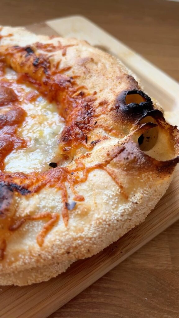 Sokan kértétek a korábbi nápolyi stílusú pizzatészta receptjét ☺️ a video lényege a pizza tészta, nem pedig a formázási es sütési technika – tudom azon lehet javitani ☺️