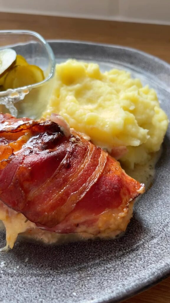 Lilahagymás baconos csirkemell