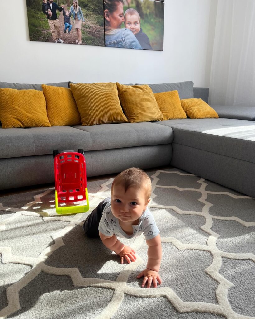 Nappalink ❤️ Igyekeztem színben a konyhához igazítani, viszont picit meg akartam törni egy vidám színnel, így kerültek rá a sárga párnák ❤️ Imádom a szép szőnyegeket, ebből egy minőségi alapdarabot szerettem volna, erre a @beliani_magyarorszag kínálatában találtam rá 🥰 Ahogy öregszem egyre inkább törekszem a letisztultságra, így kerültek fel az apró mintás függönyök is 😍 A célunk a lehető legjobb tér kihasználás volt, hiszen kisgyermekes szülőként tudjuk, ők mindig rohangálnak, játszanak ☺️ A vászon képek pedig szerintem szuper otthonossá tették 🥰