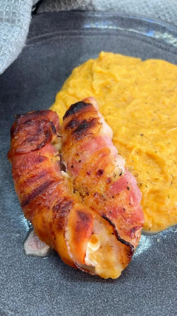 Sajttal töltött csirkemell baconbe tekerve, mézes-mustáros pàcban, tökfőzelékkel