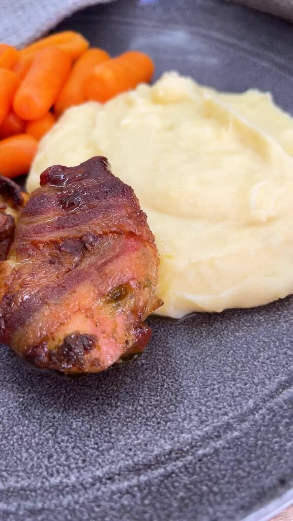 Pestos-baconos csirkecomb tejszínes krumplipürével és párolt bébirépával