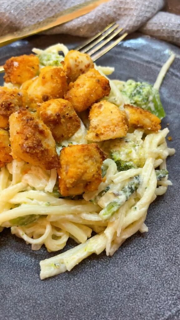 Ropogós parmezános csirke krémes brokkolis tésztával ❤️