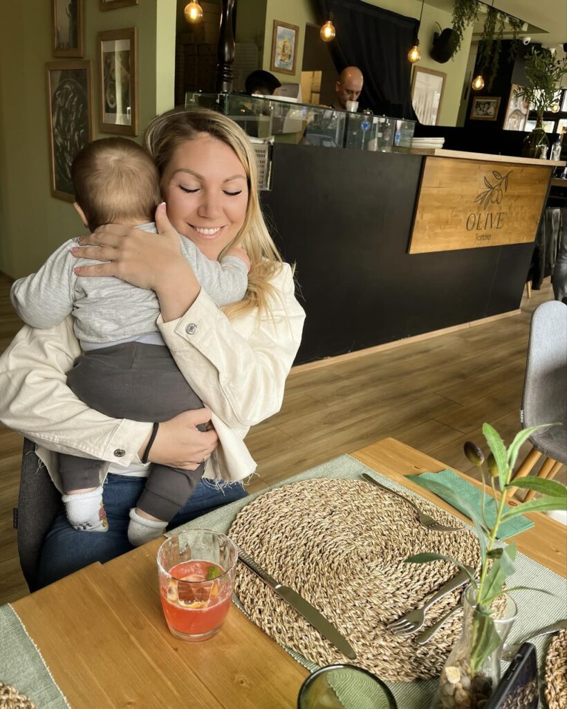 Ha egyszer éttermet nyitok tuti így fog kinézni 😍 Imádom ezeket a színeket és stílust 🌿 Mostanság ritkán járunk étterembe 2 gyerekkel (vajon miért? 🤣), ma viszont az @olivetrattoria -ban ebédeltünk és kaptam egy szabadnapot. Az étterem szuper helyen van, ahonnan láthatjuk a budai hegyeket és az ételek is teljesen az olaszországi utazásunkat idézik 😍🇮🇹 Én egy pisztácia pesztos csirkés tésztát, a férjem pedig szarvas gombás marhásat evett 🤤 Ádit szégyen szemre nem tudtuk lebeszélni a krumpli ketchup kombóról 🤣 Amiről pedig sosem tudok lemondani egy jó kis tiramisu ❤️
