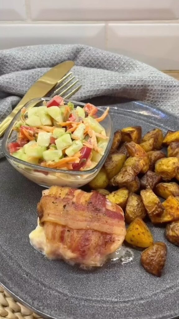 Hétvégére ez nagyon tuti! Krémsajtos-lilahagymás szószban sült csirkemell, salátával és airfryeres parázs krumplival ❤️