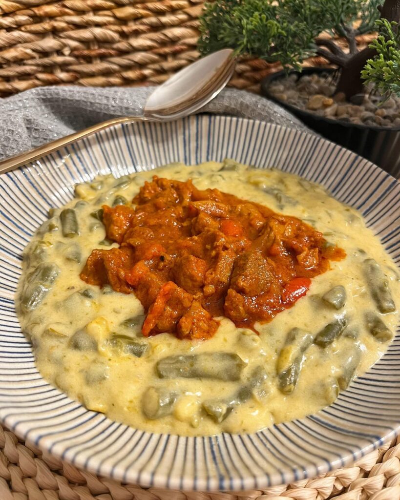 Sertéspörkölt zöldbab főzelékkel 😍 Imádom a magyaros konyhát és a főzelékeket, ez az egyik kedvencem, mert ezzel sincs sok munka, szinte magában elkészül ❤️
