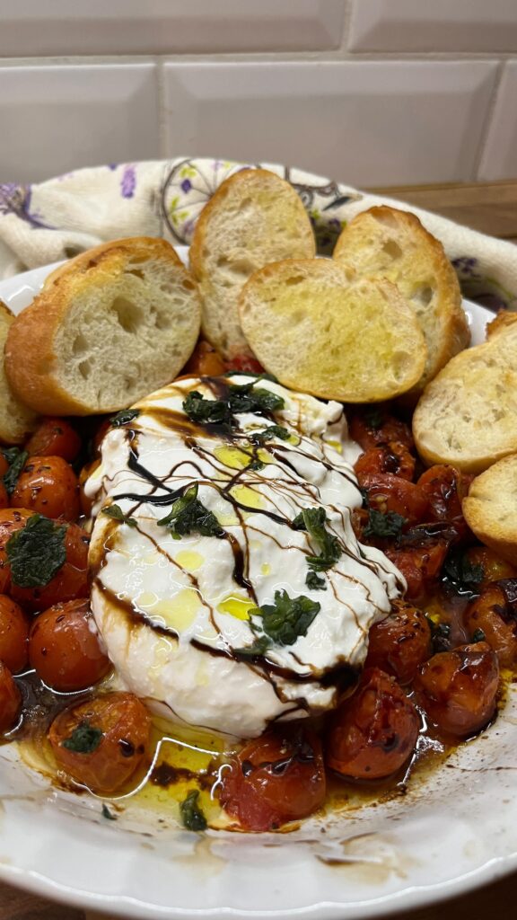 Mikor Olaszországban jártunk szerelembe estem a stracciatella sajttal – igen sajt 😄 – ami a Burrata sajt közepén található 🥰 Kívül mozarella külsejű, belül szuper krémes 🤤 Mikor megláttam a Lidl olasz kínálatában egyből lecsaptam rá 😍 (nem reklám)