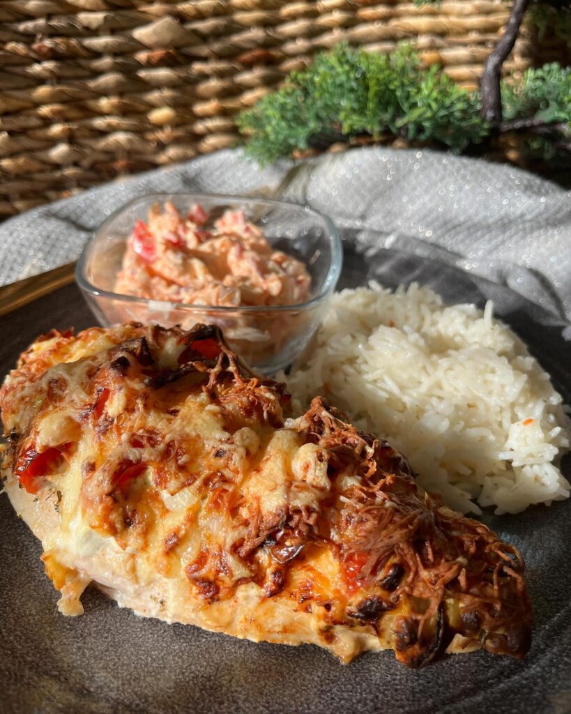 Hasselback csirke krémsajttal, paradicsommal és hagymával, basmati rizzsel és zöldséges majonézes salátával