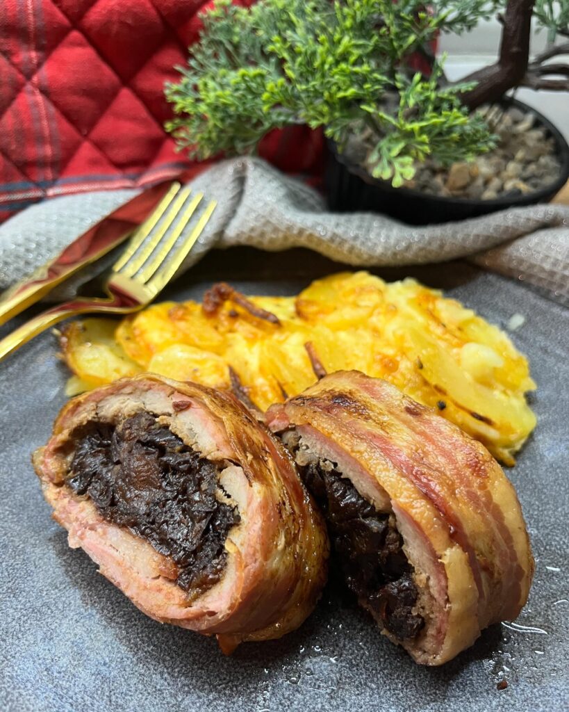 Vörösboros aszalt szilvával töltött szűz bacon bundában ❤️