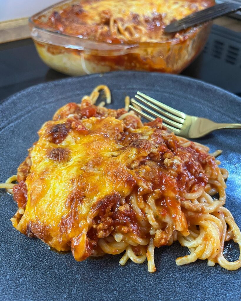 Egyik kedvenc receptem a lusta lasagne vagy szaftos rakott bolognai ❤️ Mivel Ádi sajnos egy hete beteg nehezebben tudok neki főtt ételt adni, de ezt most szívesen ette 😍 igazi jolly joker gyerekeknek (is) 🫣