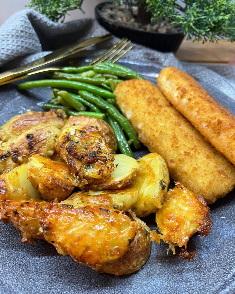 Mai ebédünk rántott hal, párolt zöldbab a kedvenc ropogós parmezános krumplinkkal ❤️ Ez a köret akár magában is isteni 🥰