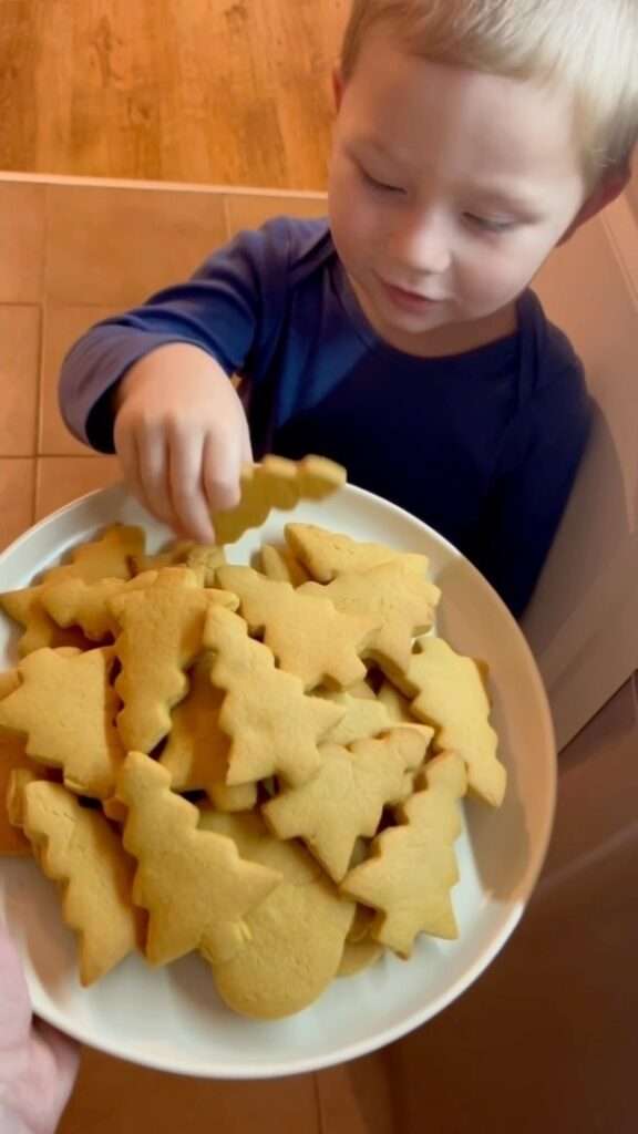 Korábban már említettem, hogy Ádi is nagyon érdeklődik a konyha iránt, most spekulatius kekszet sütöttünk együtt ❤️ Mert nem csak spekulatius kekszből lehet krém, de a krémből is fantasztikus keksz 😍 Ez most még jobban is ízlett nekünk, mint a hagyományos mézi keksz 🫣❤️