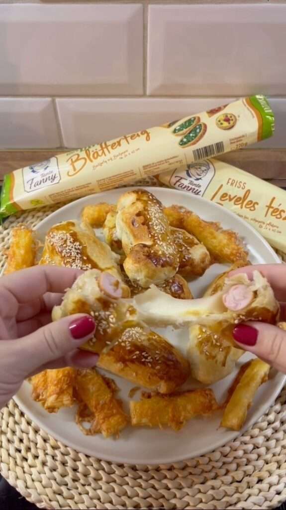 Imádjuk a mini hotdogot ❤️ persze jó sajtosan 😍