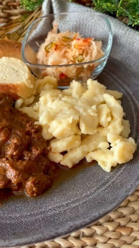 Vörösboros szarvas pörkölt nokedlivel, friss házi kenyérrel és csalamádéval ❤️