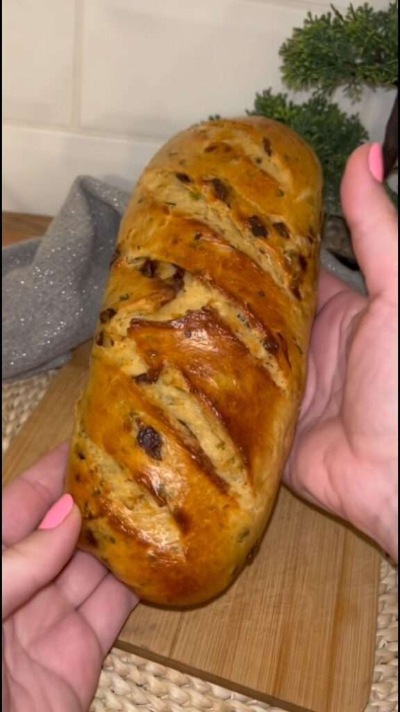 Extra kenyér aszalt paradicsommal, bazsalikommal és fokhagymával ❤️
