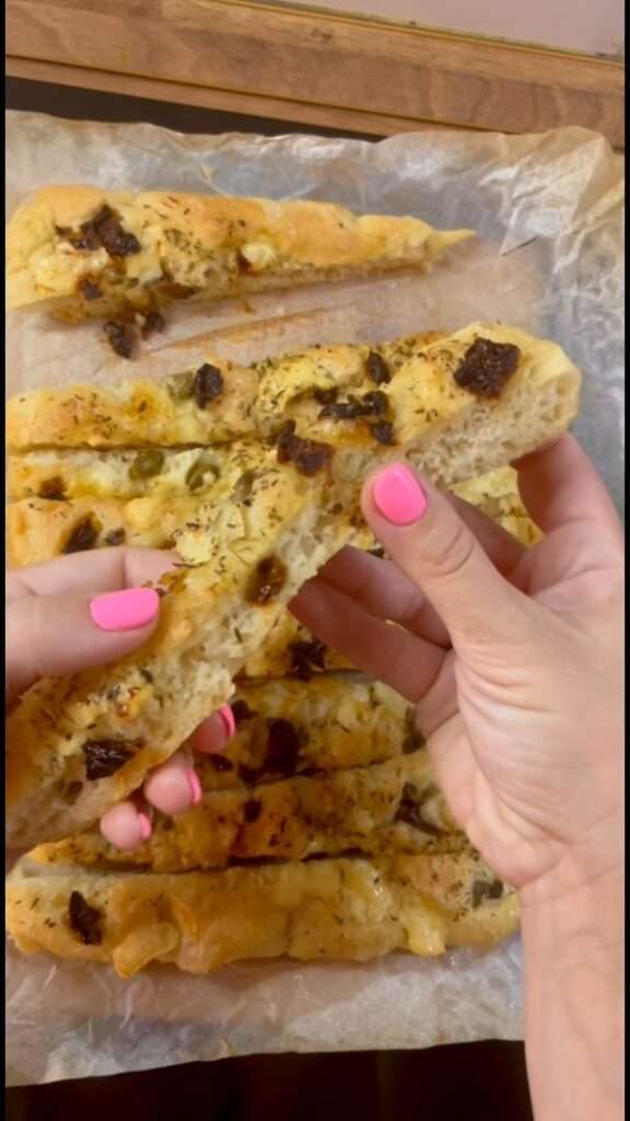 Egyszerűen nem tudok betelni a focaccia kenyérrel, most aszalt paradicsommal, Capri bogyóval, sajttal és kakukkfűvel ❤️ Korábbi videóban találtok segítséget a tészta elkészítéséhez ❤️🇮🇹