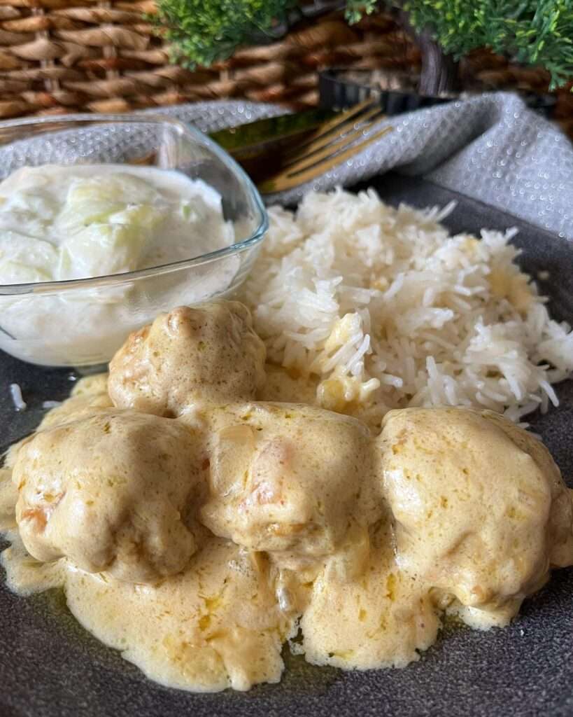 Krémes mustáros húsgombóc basmati rizzsel, tejfölös uborkasalátával ❤️
