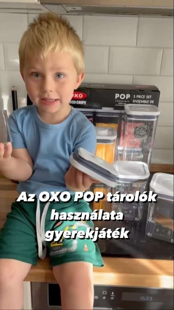 Ádi is egyre inkább érdeklődik a konyha iránt, tegnap együtt sütöttünk pizzát és rendszereztük a szekrényt. Ehhez a @kitchenshophungary OXO POP tárolókat használtuk, amelyek könnyedén és légmentesen zárnak, így megőrzik a frissességet ❤️ Most a hónap terméke így 30% kedvezménnyel vásárolható meg ❤️