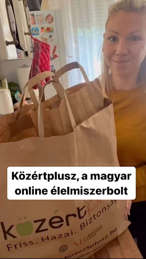 Két kisgyermek mellett már gyakran érzem magam lustának a nagybevásárláshoz, így ezt egyre gyakrabban intézem itthonról kényelmesen. Így időt és energiát spórolok, mivel nem kell a gyerekek után futkosni, se cipekedni. Mivel törekszem a minőségi és hazai alapanyagok használatára, így a @kozertplusz tökéletes számomra, hiszen kínálatuk 2/3-a magyar es rövid ellátási lánc keretében szállítanak, hogy friss es zamatos termékeket kapjak.  Akár 3 órán belül, így a kifelejtett dolgokat is meg tudom rendelni aznapra. Ár-érték arányban is szuper!