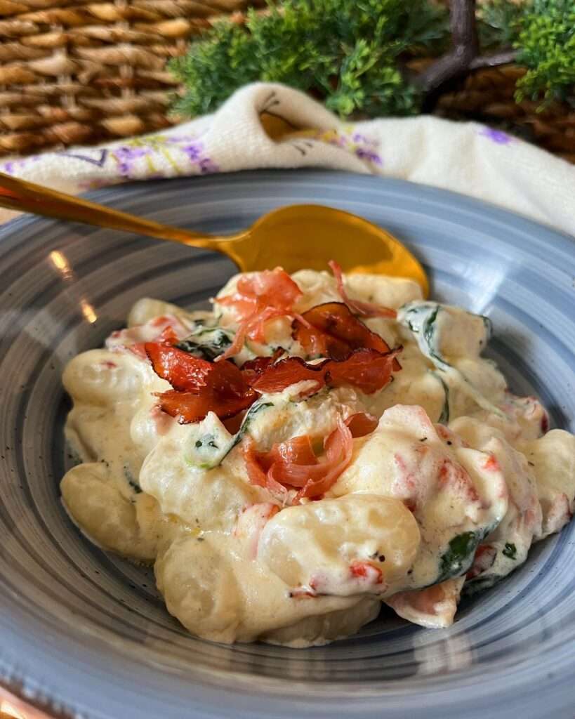 Krémsajtos Gnocchi feketeerdei sonkával és bébispenóttal