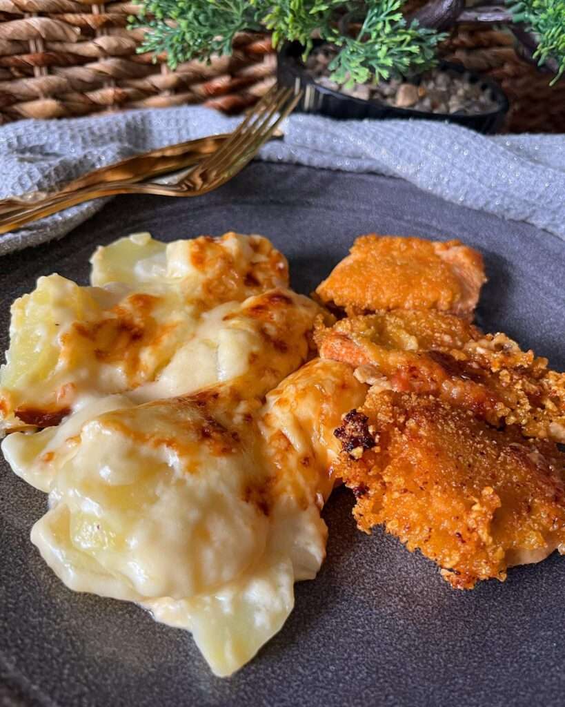 Sajtos-hagymás gratin burgonya diétás cornflakes csirkemell