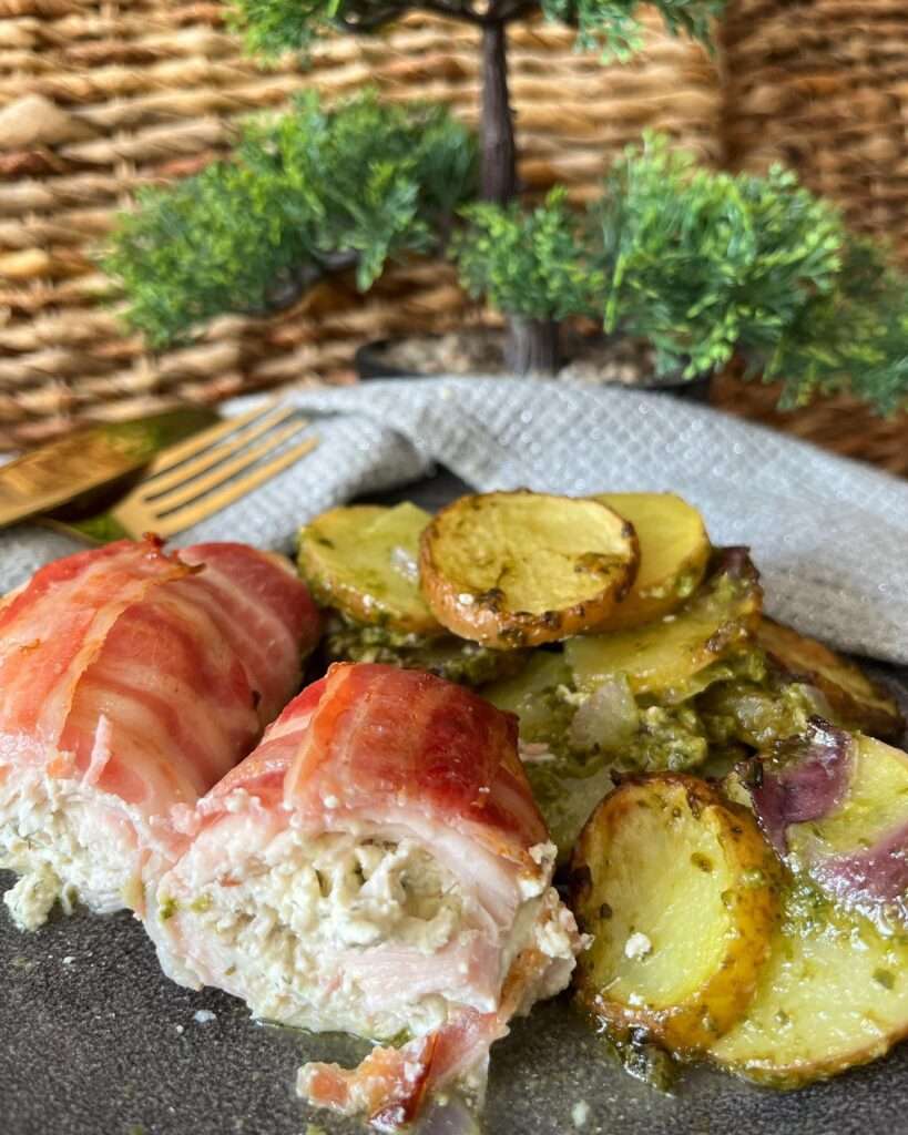 Krémsajtos-baconos csirke vele sült házi pestos krumplival ❤️