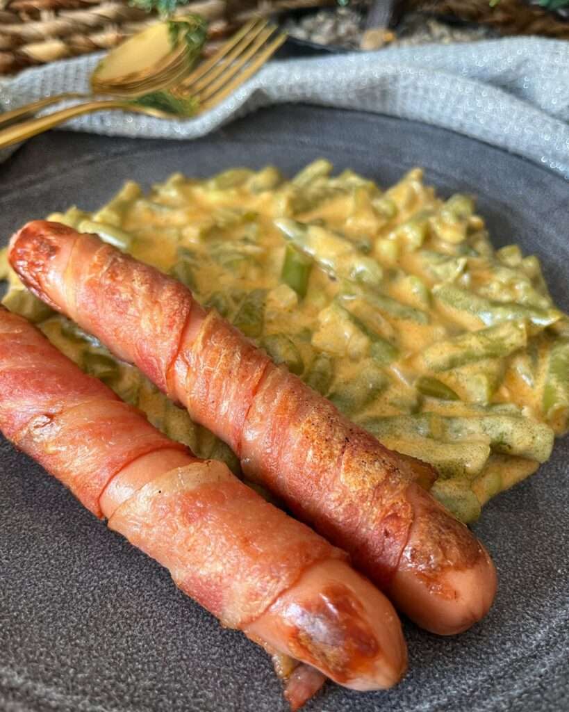 Gyors zöldbab főzelék baconbe tekert virslivel