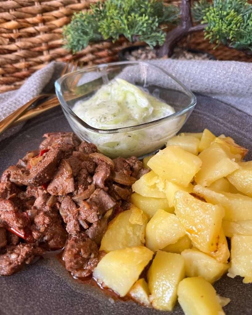 Hagymás csirkemáj, tepsis krumpli és kapros-joghurtos uborkasaláta 😍