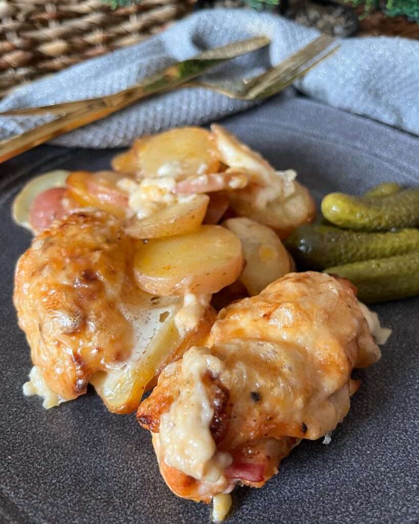 Sajtos-baconos sült csirke vele sült krumplival ❤️