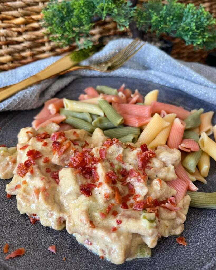 Tejszínes mézes-mustáros csirke ropogós baconnal ❤️