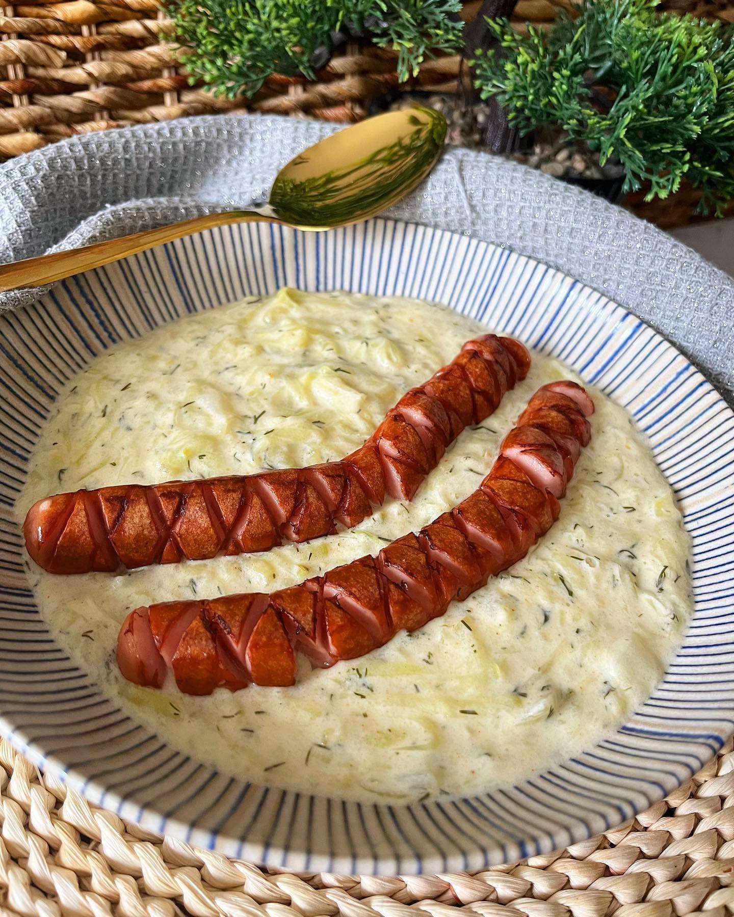 Sajttal töltött fasírt airfryerben, vajban sült fűszeres krumpli és joghurtos uborkasaláta ❤️