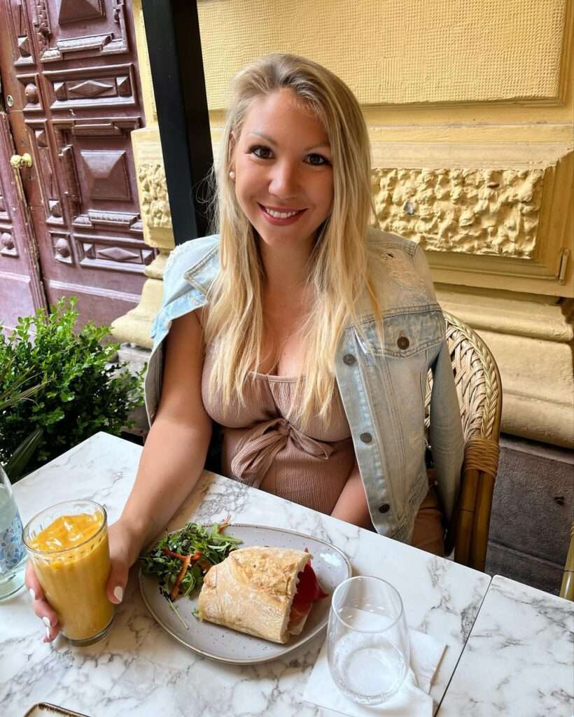 Így az utolsó hetekben/napokban már nagyon jól esik kicsit lustálkodni a konyhán kívül és kikapcsolódni együtt még hármasban ❤️ Vasárnap egy igazi autentikus spanyol brunchot ettünk a @felisa_tapas_bar -ban, csodás környezetben a város szívében, a Bazilika mellett 😍 Már maga a hely is nagyon egyedi, újra Spanyolországban érezhettük magunkat, így felért egy mini nyaralással ❤️ Az csak extra volt, hogy még kutyabarát is, így Folti is elkísért minket 🐶🐾