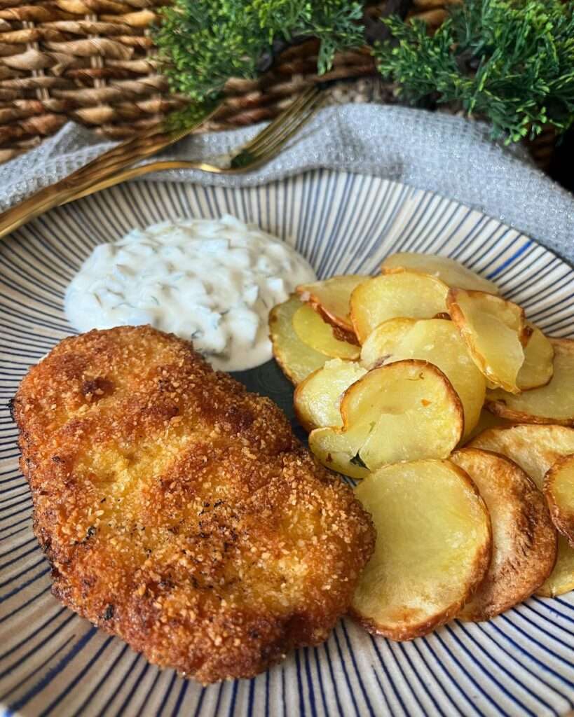 Mézes-mustáros rántott csirke, házi chips és kapros-csemegeuborkás mártogató ❤️