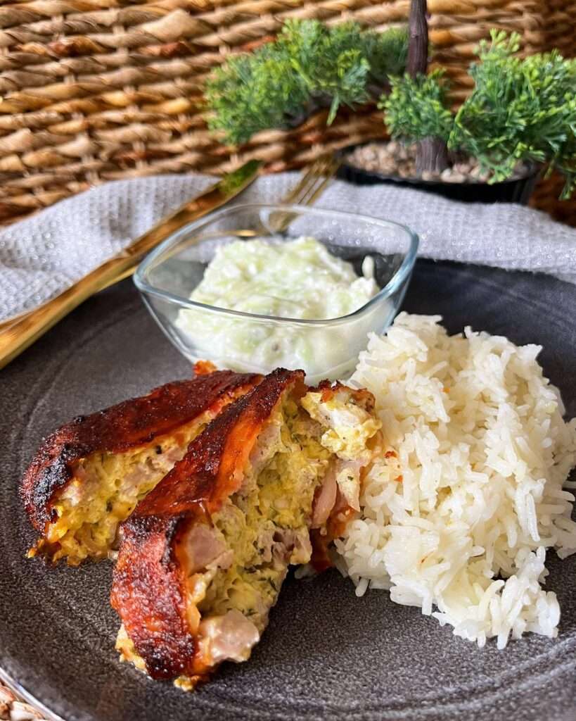 Baconos-sajtos rakott tarja basmati rizzsel és tzatziki salátával ❤️