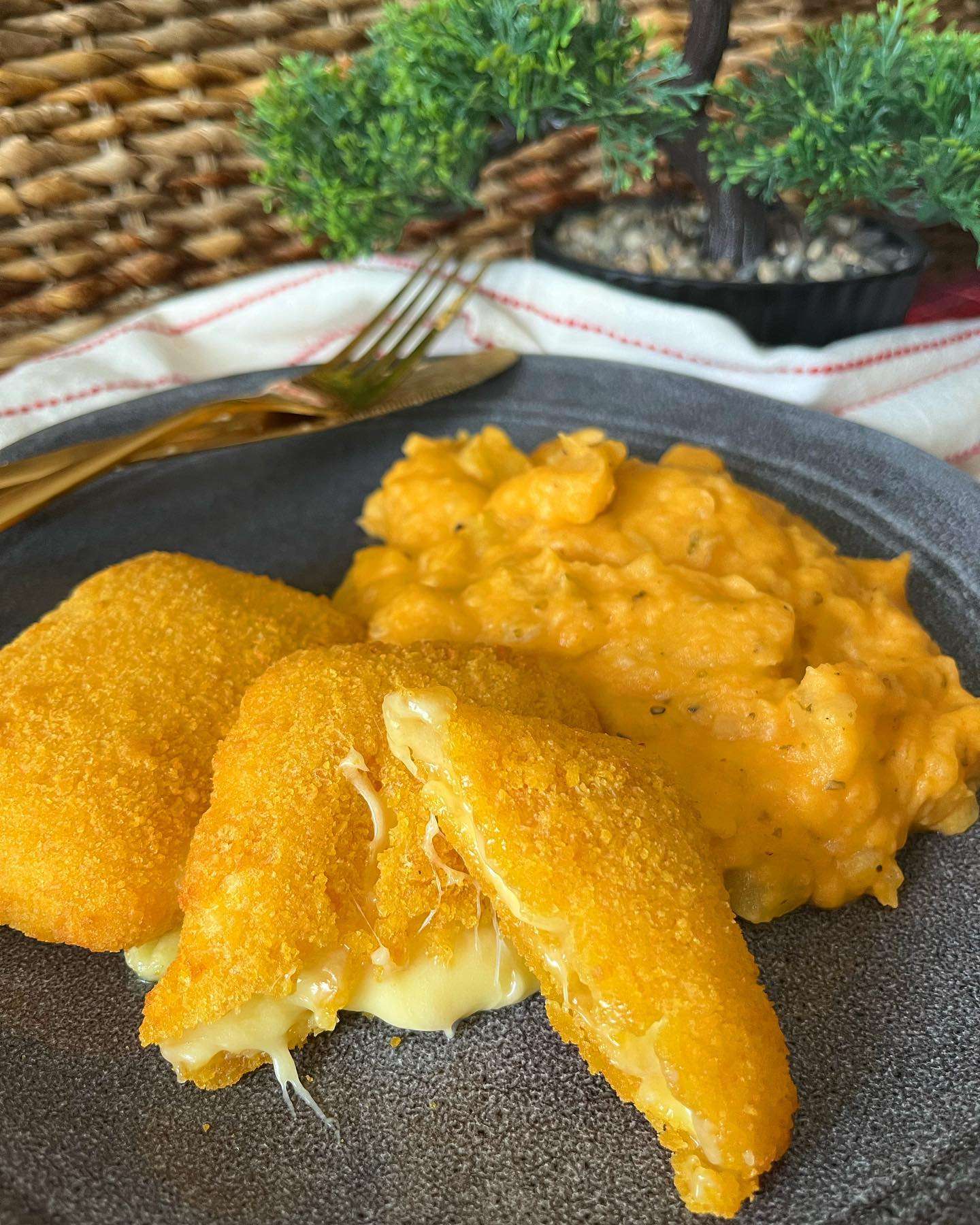 Sajtbundás cukkini, petrezselymes újkrumpli, és majonézes kukoricasaláta ❤️