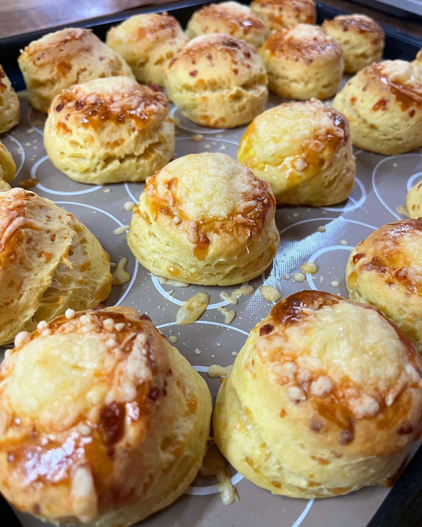 Leveles tésztában sült Cordon Bleu, fűszeres kocka burgonyával és görög salátával 🥰