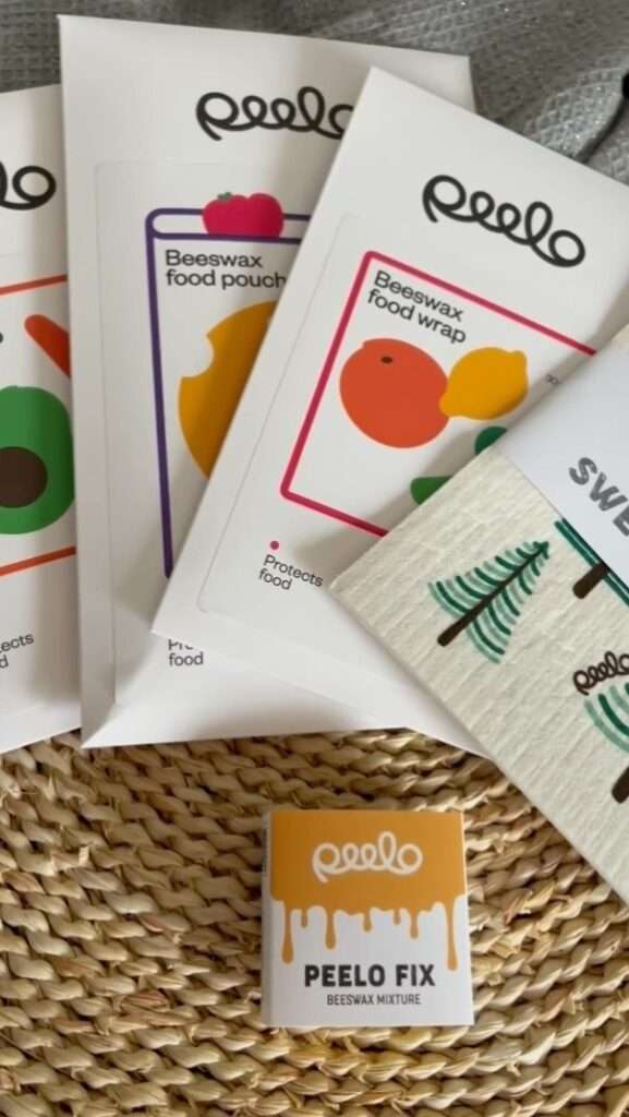 Ugye nem vagyok egyedül azzal, hogy gyűjtögetem a bolti zacskókat? 🙈 Most ehelyett egy sokkal jobb és környezettudatosabb megoldást szeretnék nektek mutatni ❤️ A @peelo.store méhviaszos termékeivel egyszerűen és környezettudatosan csomagolhatunk sajtokat, zöldségeket, gyümölcsöket, szendvicseket és pékárukat 😍 Akár egy évig is használhatóak, csodaszépek, moshatóak, utána pedig a Peelo fix segítségével felfrissíthetőek és újra használhatóak 😍
