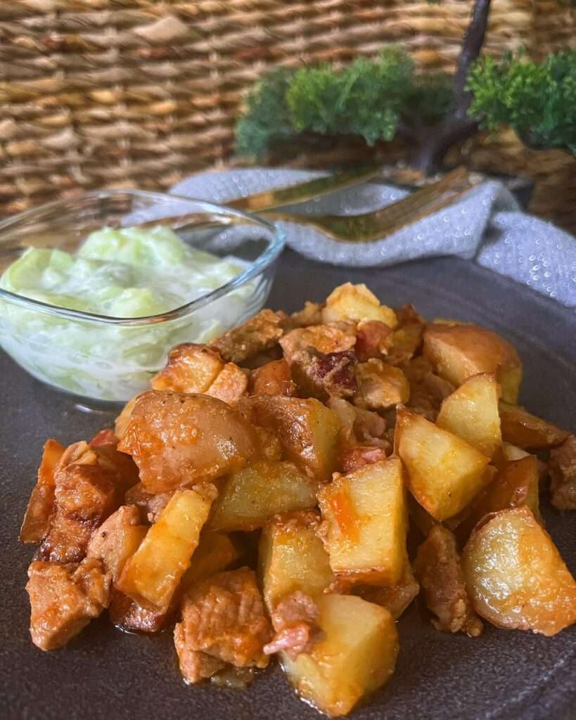 Brassói apró pecsenye újburgonyával és tejfölös uborkasalátával ❤️😍