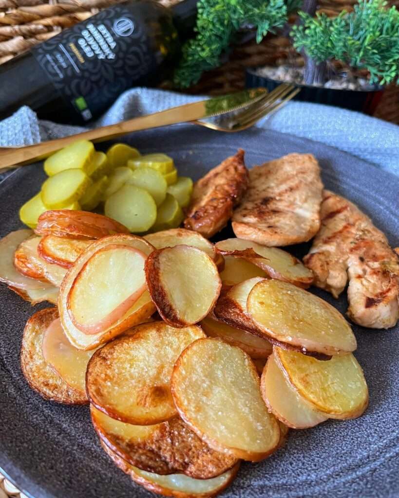 Ki imádja még az újkrumpli szezont? 😍🌞 Friss fokhagymával és petrezselyemmel, de így chipsként is isteni ❤️ Nagyon egyszerűen készül, csupán héjastól vékonyra vágjuk, olívaolajba forgatjuk és 215 fokon ropogósra sütjük ❤️ Tökéletes grill husik mellé – nekem mézes-mustáros-szójás csirkemell, férjemnek flekken – de akár magában is nasinak 😍